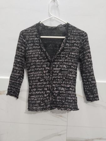 Schwarzes Mesh-Oberteil mit weißem Textdruck