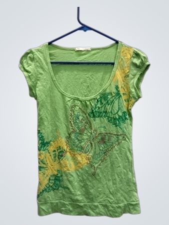Grünes T-Shirt mit Schmetterlingsmotiv
