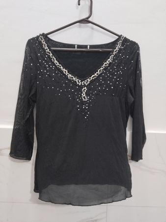 Schwarzes transparentes Top mit verziertem Ausschnitt