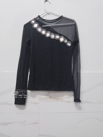 Rock N Karma Schwarzes Mesh-Top mit langen Ärmeln und Verzierungen