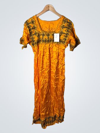 Orangenes Kleid mit schwarzer Stickerei