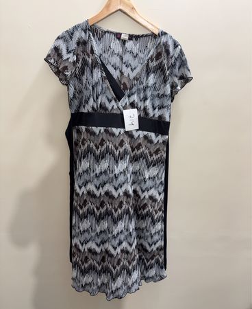 Volume One Dresses Damenkleid mit geometrischem Muster und V-Ausschnitt
