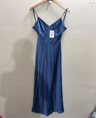 Blaues Satin-Maxikleid