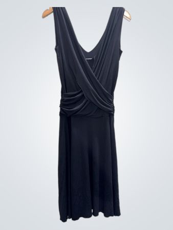 Schwarzes ärmelloses, gerafftes V-Ausschnitt-Kleid im Baskenstil