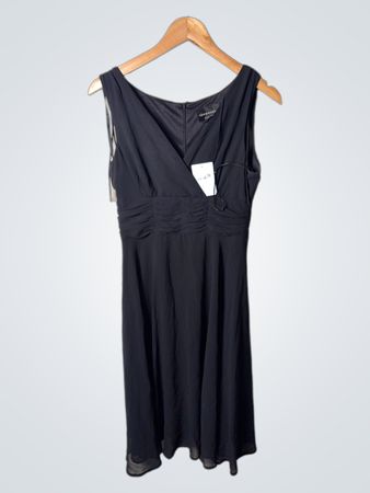Verbundenes kleines schwarzes ärmelloses gerafftes Kleid