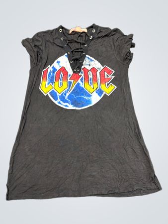Rebellisch. Ein schwarzes, geschnürtes T-Shirt mit Grafik