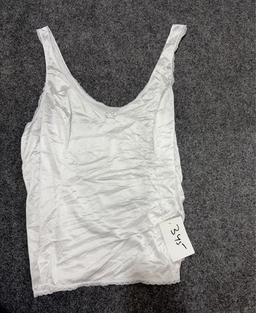 Weißes Tanktop mit Spitzenbesatz