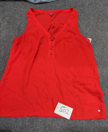 Guess ärmelloses rotes Spitzen-Top mit Schnürung und V-Ausschnitt