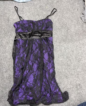 HOT-Optionen Lila- und Schwarzes Spitzenkleid