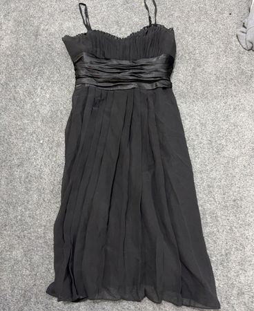 Schwarzes Chiffon-Halterkleid mit Satin-Taillenband