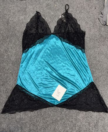 Türkisfarbene Chemise mit schwarzer Spitze
