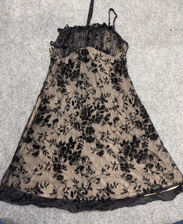 Schwarzes Spitzenkleid mit floralem Muster