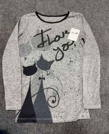 Graues Langarmshirt mit Schriftzug „I Love You“ und Katzenmotiv