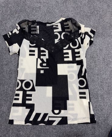 Schwarz-weißes grafisches Print-Mesh-Top