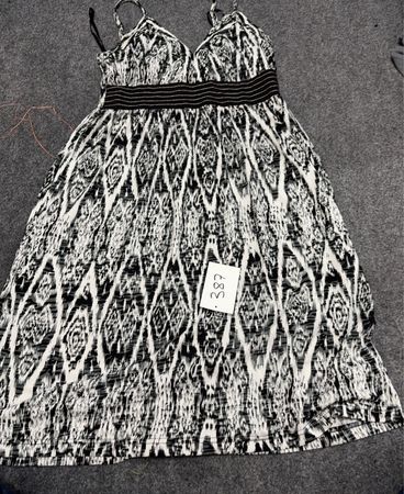 TRISTAN Schwarz-weiß gemustertes Kleid