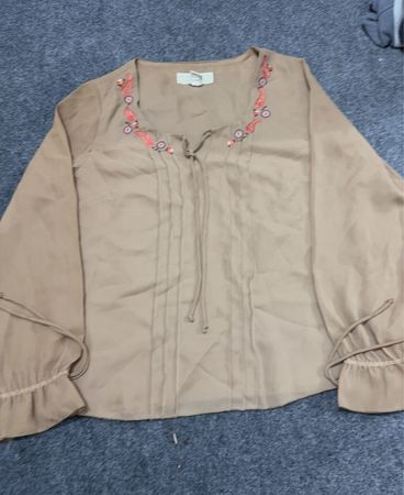 Norton McNaughton Damen Beige Bestickte Bluse mit Glockenärmeln