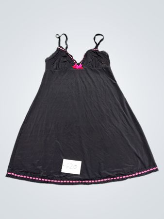 Schwarzes Nachthemd mit rosa Besatz