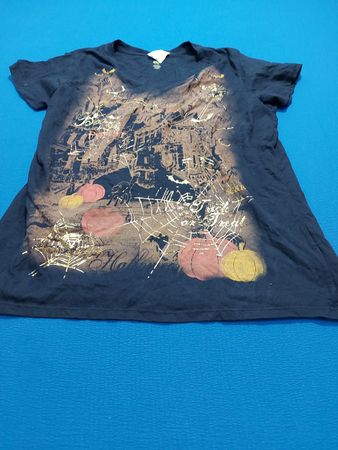 Schwarzes Halloween-T-Shirt mit Kürbissen und Spinnen