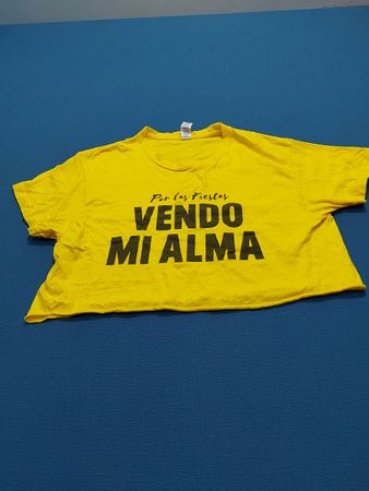 Gelbes T-Shirt mit dem Text "Por Las Fiestas Vendo Mi Alma" und "Pomada gin + limonada