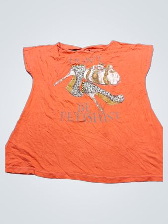 Oranges T-Shirt mit "DON'T BE FETISHIST" Grafik
