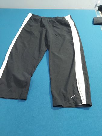 Nike Schwarze Sporthosen mit weißen Streifen