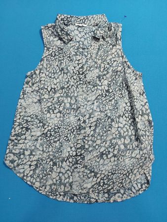 Mysteriöse ärmellose Button-Up-Bluse