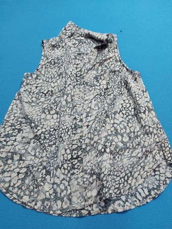 Mystree Ärmellose Bluse mit Knopfleiste und Tierdruck