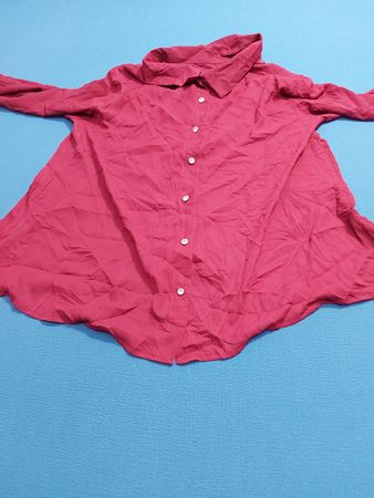 Rotes Button-Up Hemd