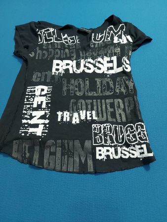 Schwarzes T-Shirt mit Brüssel und Reisegrafiken