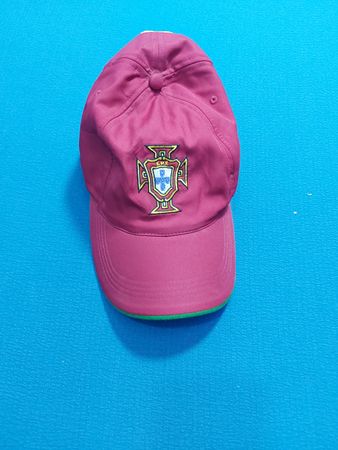 Bordeauxfarbene Baseballmütze