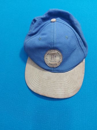 Blaue und beige Baseballmütze