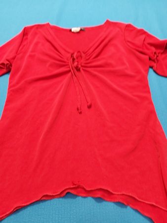 Unbedingt zu sehendes rotes Krawatten-Oberteil