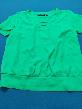 NY & Company Grüne V-Ausschnitt Bluse