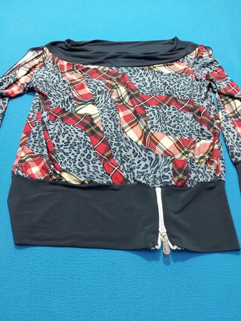 Langärmliges Off-Shoulder-Oberteil mit Karomuster und Leopardenmuster