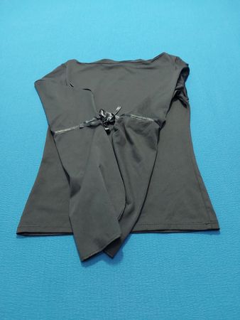 Schwarzes langärmeliges Hemd mit Krawattendetail