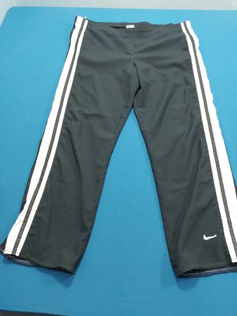 Nike Schwarz Jogginghose mit weißen Streifen