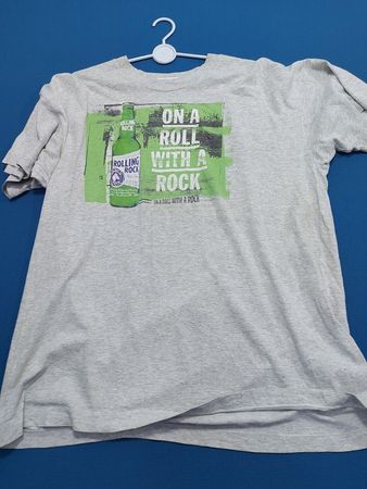 Rolling Rock Auf einem Roll mit einem Rock-T-Shirt
