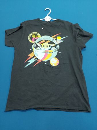 Schwarzes T-Shirt mit Grogu und "This is the Way" Grafikunterschrift