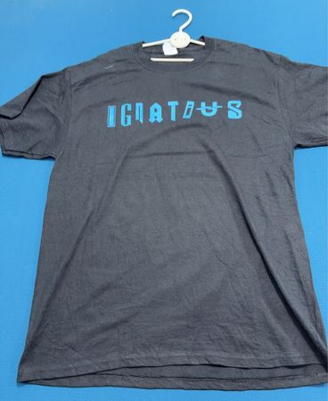 Port & Company Core Cotton T-Shirt mit Ignatius Grafik