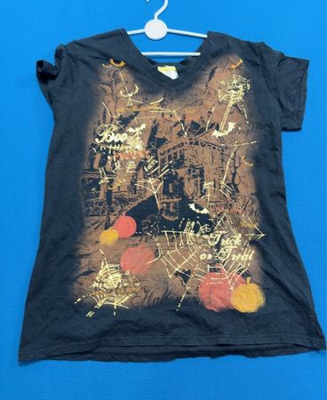 Schwarzes T-Shirt mit grafischem Druck