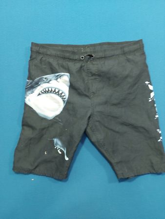 Schwarze Boardshorts mit Haifischgrafik