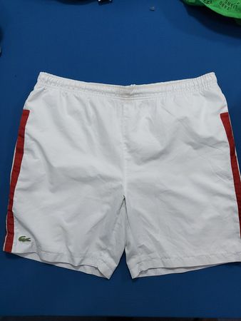 Lacoste Sport Weiße Shorts mit rotem Streifendetail