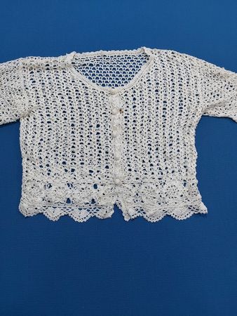 Weißer Häkel-Cardigan mit Knöpfen