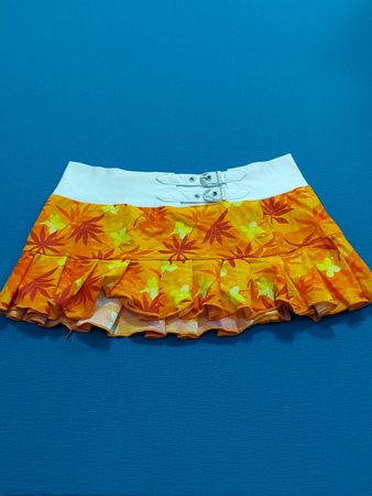 Miniröcke mit orangefarbenem Blumenmuster und weißem Taillenbund