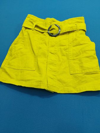 Gelbe Gürtel-Shorts