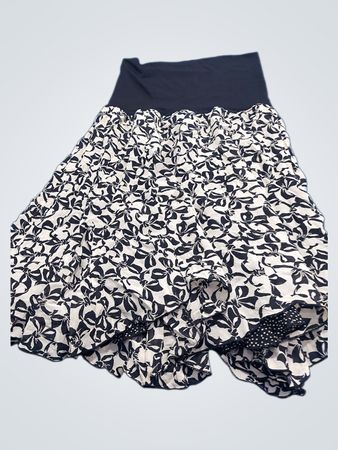 Schwarz-weißer Rock mit floralen Muster und schwarzem Taillenbund