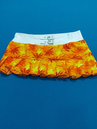 Rock mit orangefarbenem Blumenmuster und weißem Bund