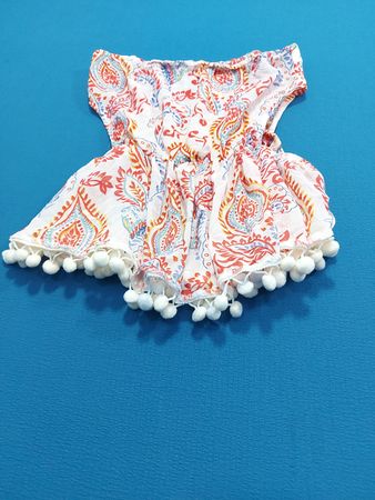 Weißer overall mit Paisley-Druck und Pomponbesatz