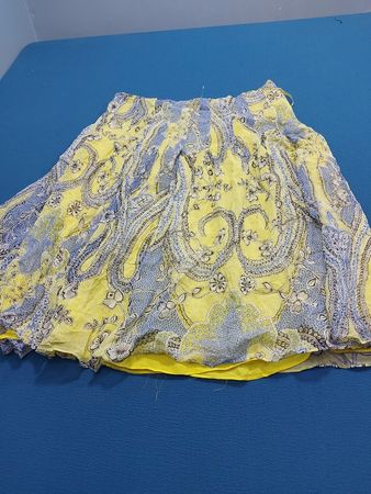 Gelber und blauer Paisley-Print-Rock