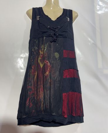 Schwarzes Kleid mit roten Akzenten und grafischem Print